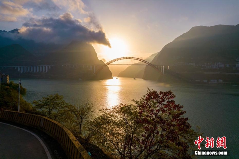 日出三峡 秀水青山映霞光