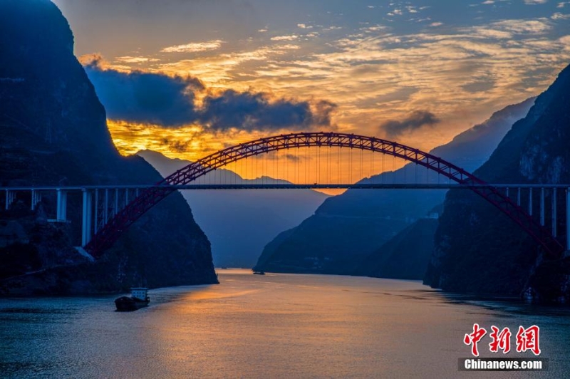 日出三峡 秀水青山映霞光