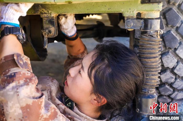图为女兵维修车辆。　蒲津 摄