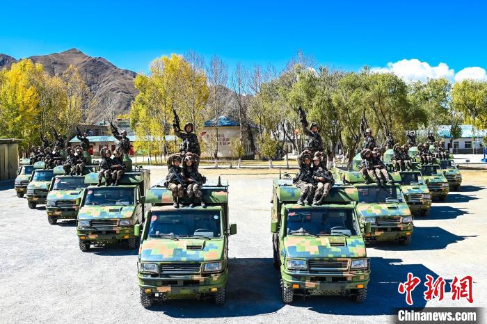 图为高原电抗女兵已可独立完成任务。　王巍巍 摄