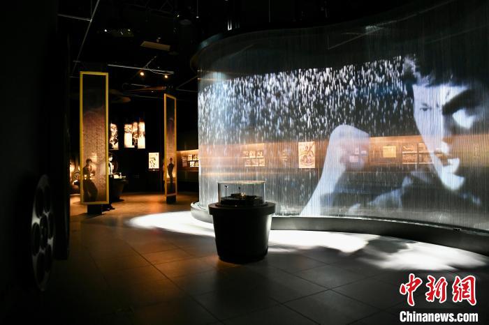 香港文化博物馆举行“平凡·不平凡——李小龙”展览。　李志华 摄