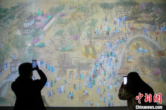图为参观者在观展。　陈冠言 摄