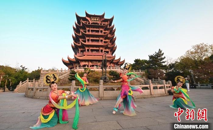 婀娜多姿的伎乐飞天舞、劲健舒展的反弹琵琶舞、灵动飘逸的飞天火焰绸舞在黄鹤楼前同时演绎。　甘肃省文化和旅游厅供图