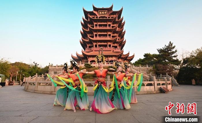 图为“飞天仙子”在黄鹤楼前起舞。　甘肃省文化和旅游厅供图