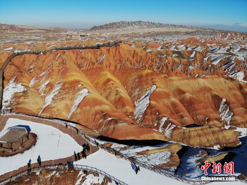 甘肃张掖七彩丹霞恢复开放 现“雪浴丹霞”景观