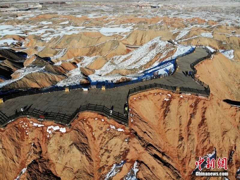 甘肃张掖七彩丹霞恢复开放 现“雪浴丹霞”景观