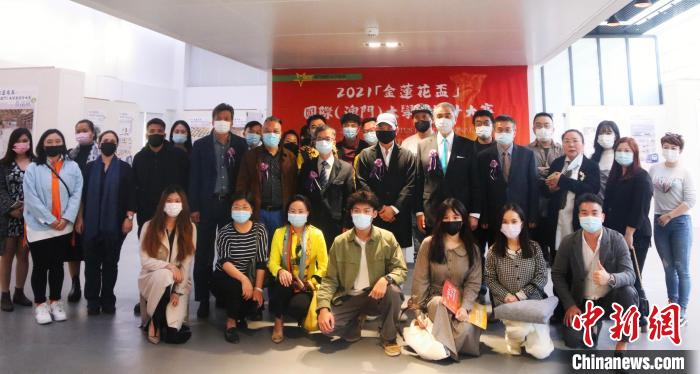 颁奖嘉宾与获奖者合影。　龙土有 摄