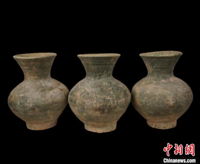 图为考古部门发掘的陶罐。　内蒙古文物考古研究院供图