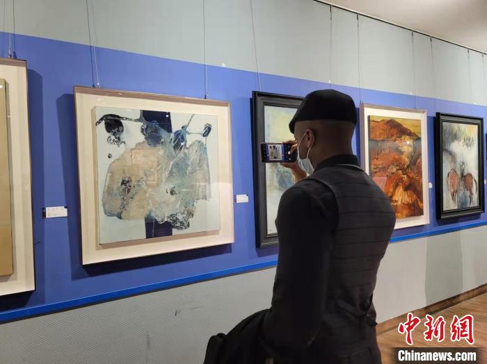 丝绸之路国际艺术作品展1日在西安开幕。　阿琳娜 摄