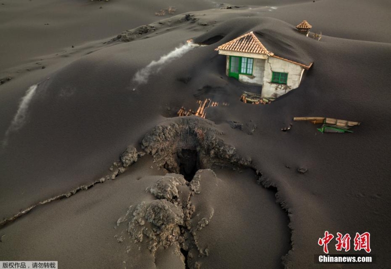 西班牙火山连续喷发10周 附近地区被火山灰覆盖如同沙漠