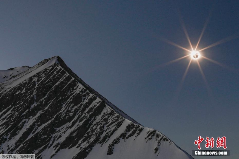 科学家在南极洲观测日食