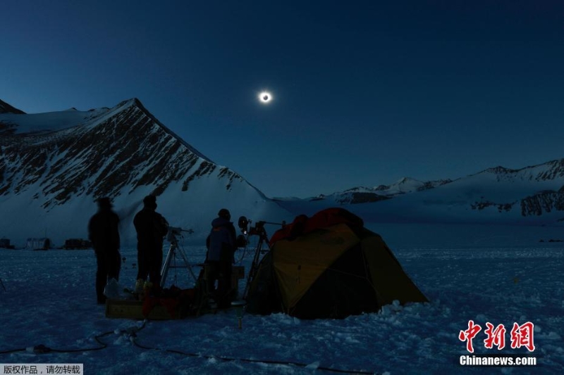 科学家在南极洲观测日食