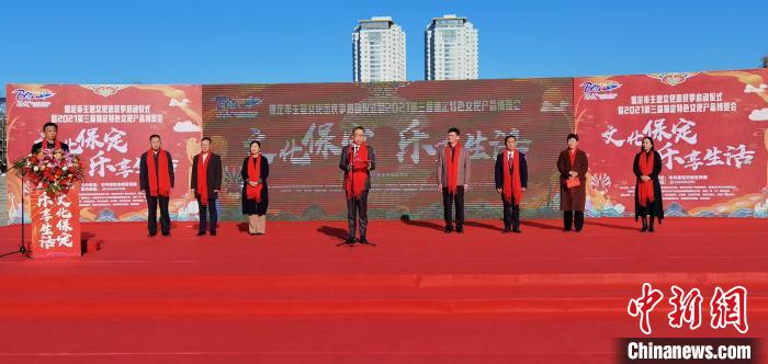 河北保定市民“赶场”特色文博会450种“地产宝贝”引围观