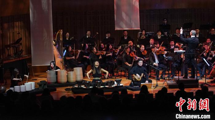 第20届西安国际音乐节4日晚间启幕，谭盾带来大自然三部曲《水·风·陶》。　西安音乐厅供图