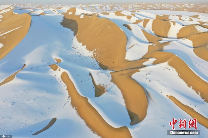 塔克拉玛干沙漠迎大雪 风景别具韵味