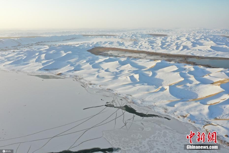 塔克拉玛干沙漠迎大雪 风景别具韵味