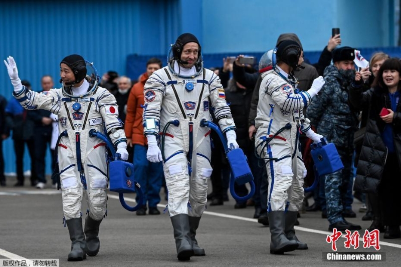 俄发射载人飞船 太空记者和游客飞往空间站