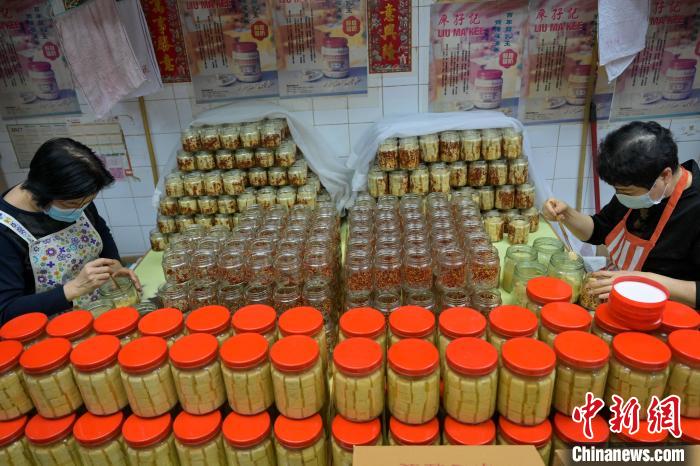 员工把做好的腐乳装进瓶内。　陈永诺 摄