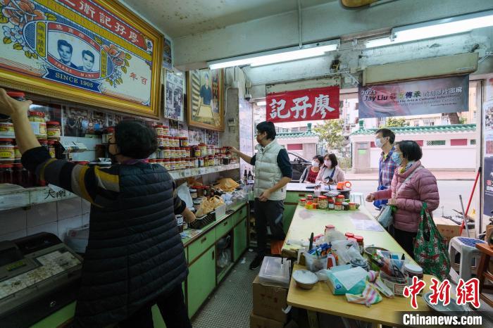 香港市民到廖孖记购买腐乳酱料。　陈永诺 摄