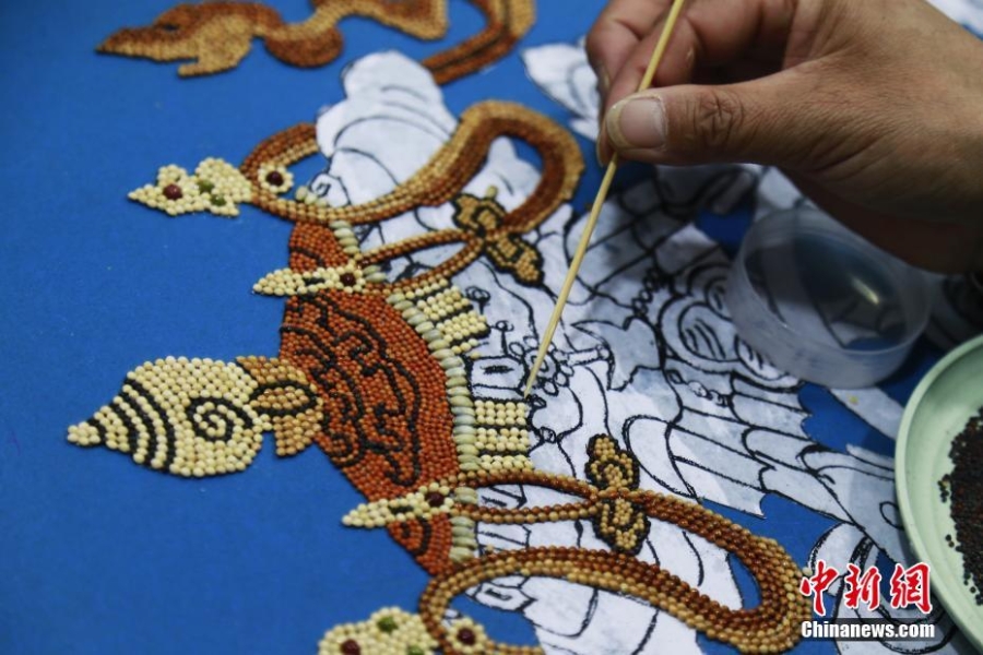 青海尖扎：藏族民众巧手绘制藏式五谷画