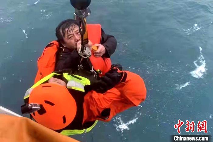 落水船員被安全救起。　泉州海事局供圖