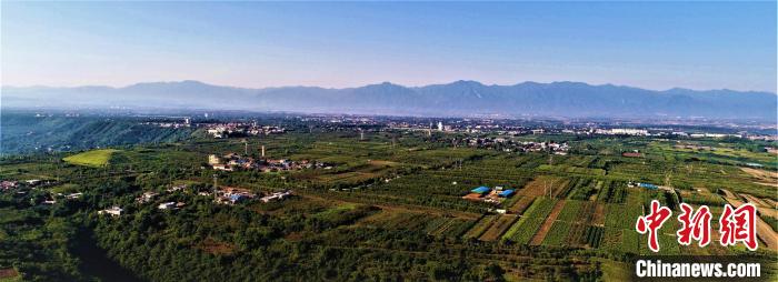 霸陵陵区航拍全景(窦皇后陵、江村大墓发掘点、南陵)。　陕西省考古研究院供图