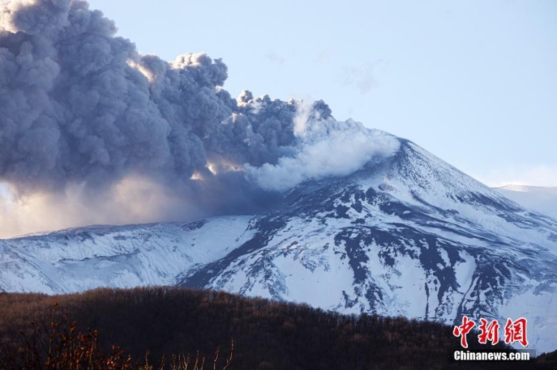 意大利埃特纳火山喷发 浓烟滚滚直冲云霄