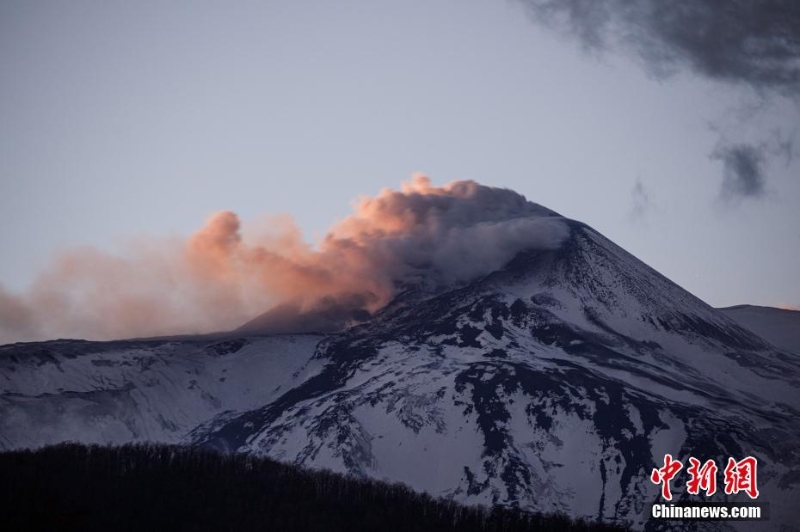 意大利埃特纳火山喷发 浓烟滚滚直冲云霄