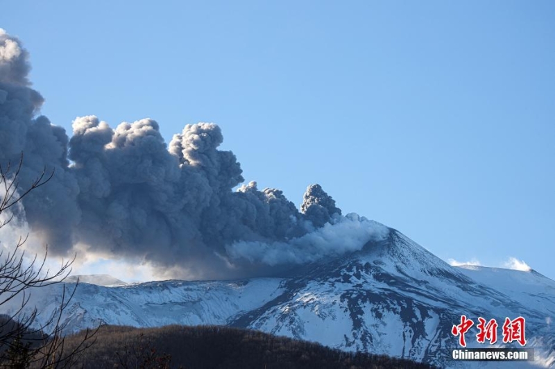 意大利埃特纳火山喷发 浓烟滚滚直冲云霄