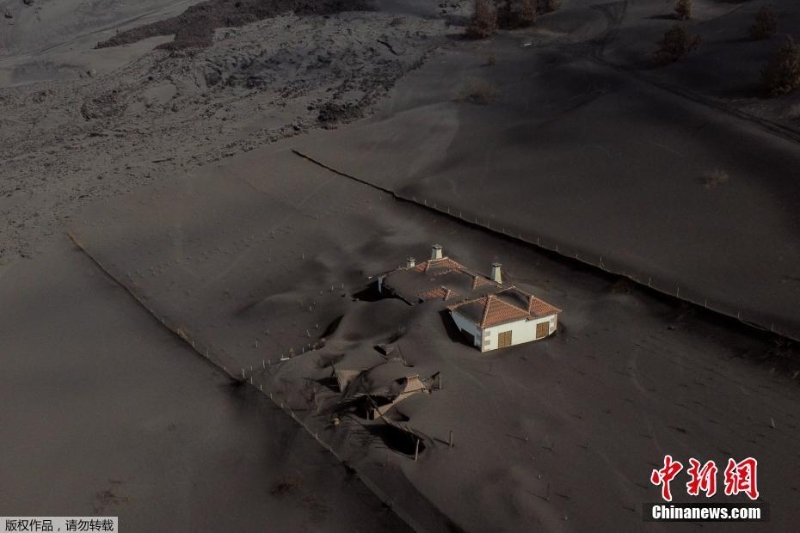 西班牙拉帕尔马岛火山持续喷发 附近房屋遭“堵门”