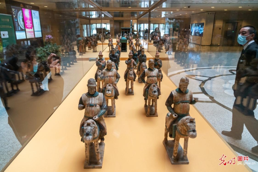 回流文物明代彩釉陶俑亮相上海博物馆