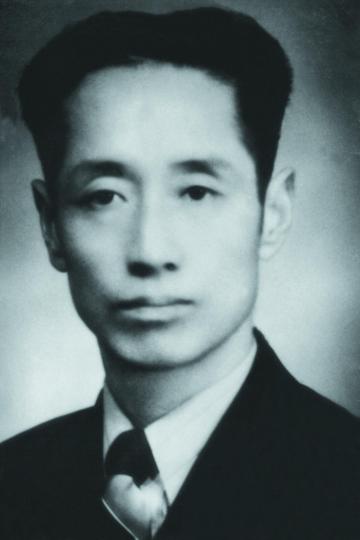 臧克家1946年11月摄于上海。　郑苏伊提供