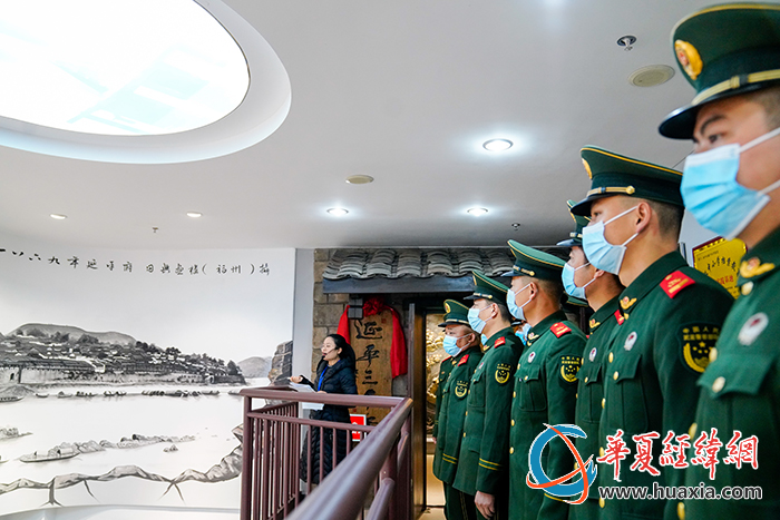 图1-参观历史画卷。摄影：张陈宇