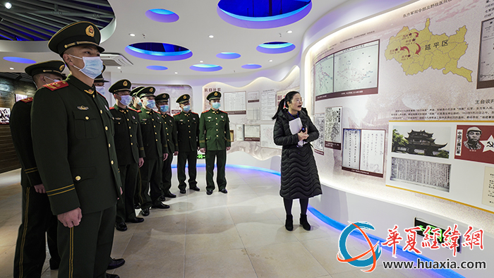 图2-参观革命发展历程。摄影：张陈宇