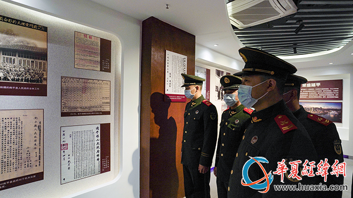 图4-参观照片展陈。摄影：张陈宇