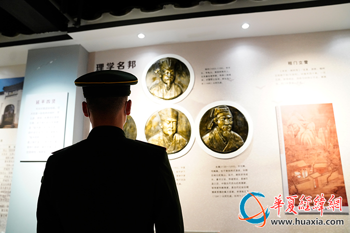图6-瞻仰历史名人。摄影：张陈宇