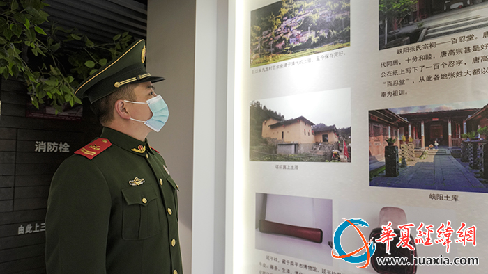 图7-参观照片展陈。摄影：张陈宇