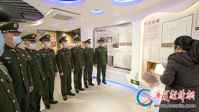 图10-聆听先烈事迹。摄影：黄子瀚