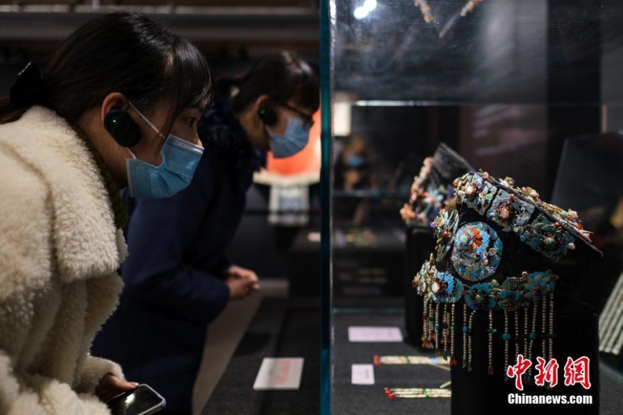 重慶：清代服飾文化展吸引參觀者