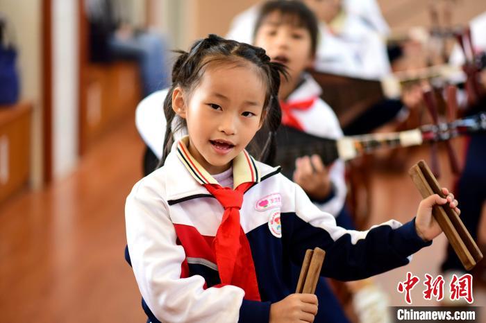 孩子们对南音产生浓厚的兴趣。　翔安团区委供图