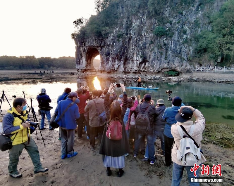 广西桂林象鼻山现“猫眼”奇观