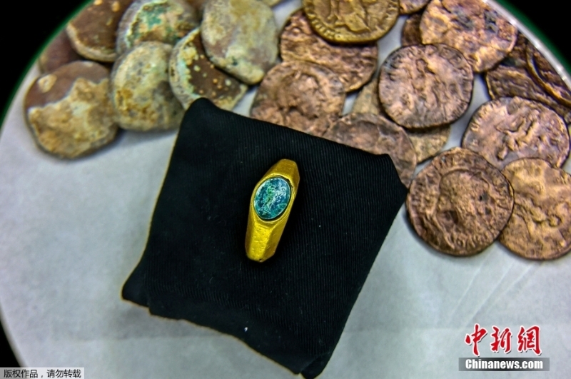 以色列考古学家千年沉船上打捞珍贵文物