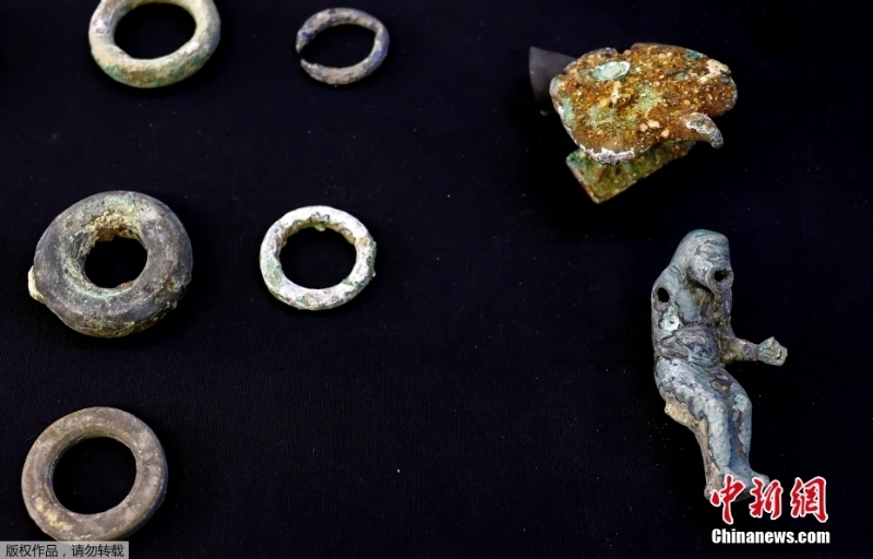 以色列考古学家千年沉船上打捞珍贵文物