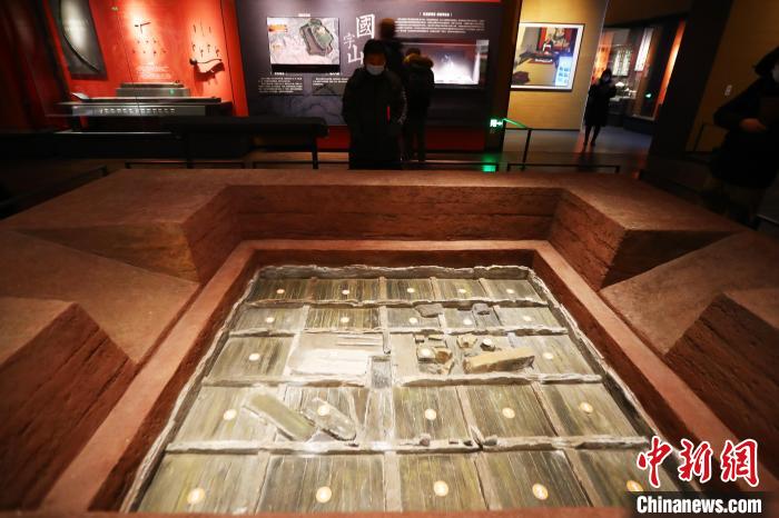 图为12月25日，民众在参观樟树博物馆内的国字山墓葬模型。　刘占昆 摄