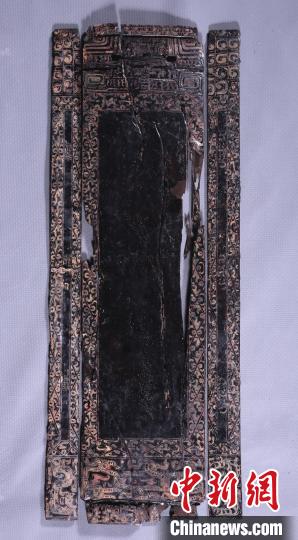 图为江西樟树国字山墓葬中出土的漆瑟。　江西省文物考古研究院 供图