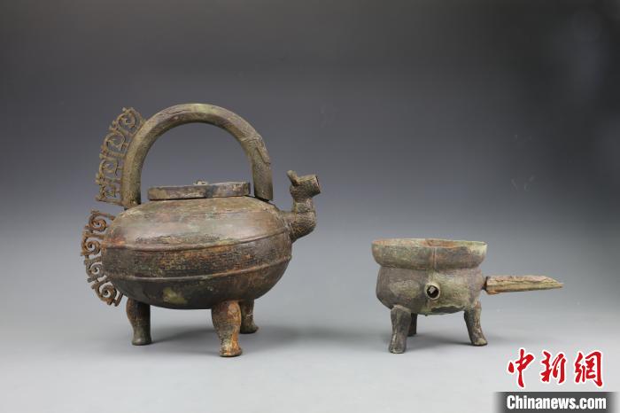 图为江西樟树国字山墓葬中出土的两件铜盉。　江西省文物考古研究院 供图