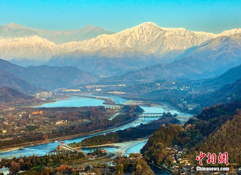 雪山映照千年水道都江堰