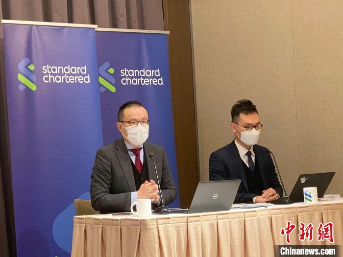 渣打香港财富管理投资策略主管梁振辉(左)认为，相信目前水平已反映众多负面因素，恒指续下行空间不大。　王嘉程 摄