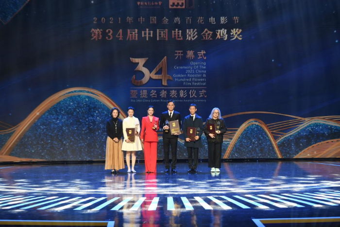 12月28日，颁奖嘉宾与受表彰的最佳男主角提名者及代表合影。     图片来源：新华社