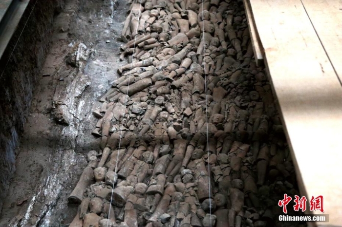 江村大墓外藏坑内藏有大量陶俑
